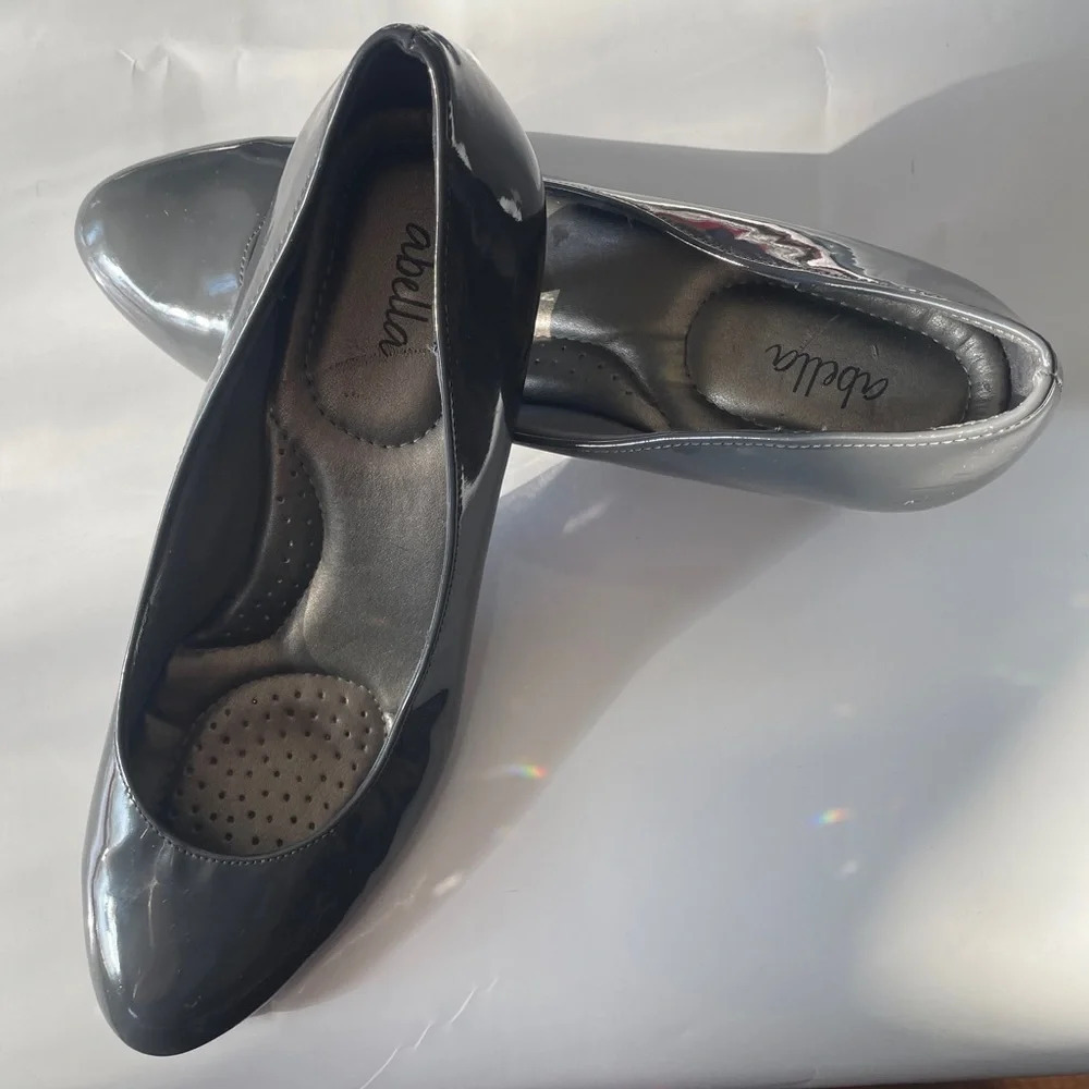 Abella size 9 woman’s 2 inch heals snakes gray gloss